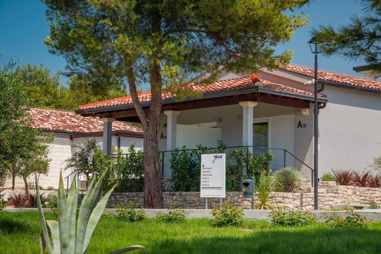 Gava Waterman Milna Resort Exterior photo